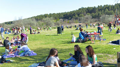 Valdemoro celebra San Marcos, con torta, tortilla y un jamón en la cucaña