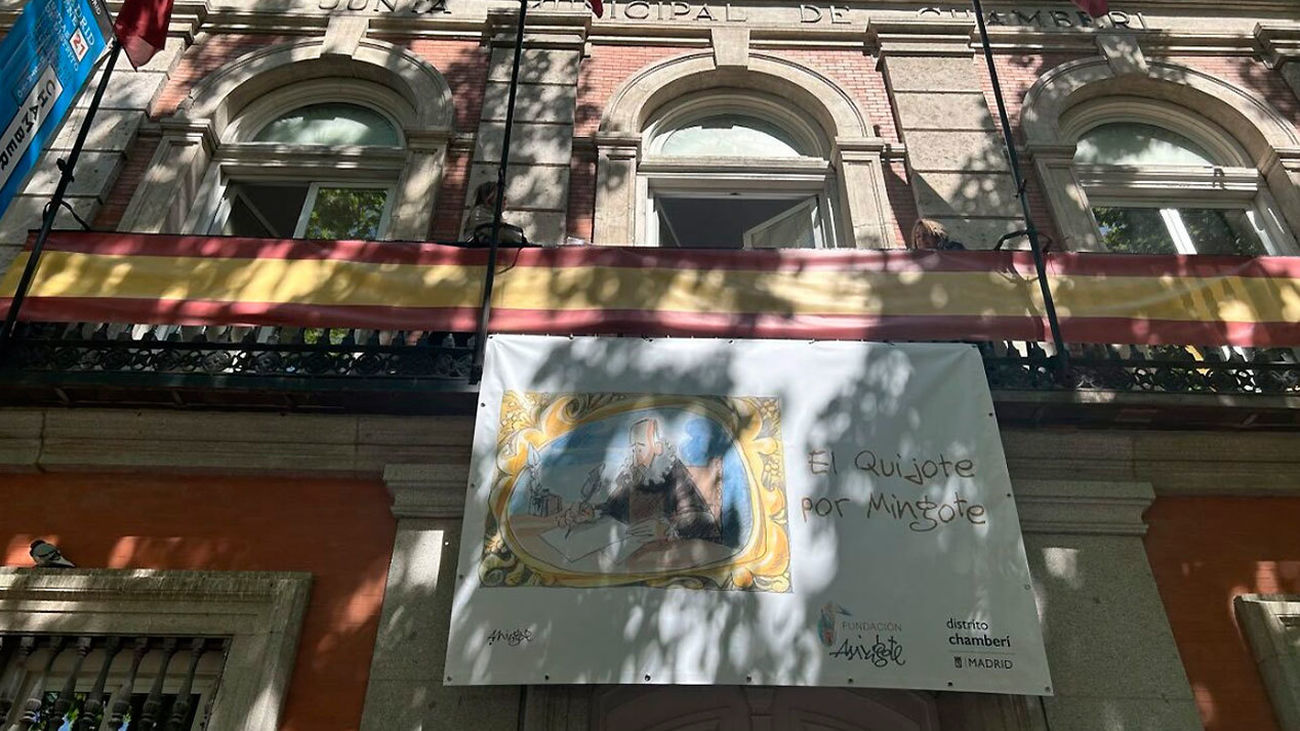 Chamberí viste sus edificios municipales con 30 lonas de escenas de 'El Quijote' creadas por Antonio Mingote