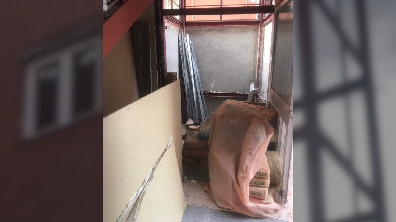 Miles de euros y tres años con la obra inacabada de un ascensor en Hortaleza