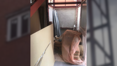 Miles de euros y tres años con la obra inacabada de un ascensor en Hortaleza