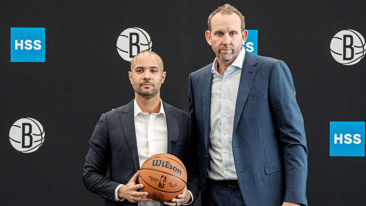 El nuevo entrenador de los Brooklyn Nets, el español Jordi Fernández, y el manager general del equipo, Sean Marks / EFE