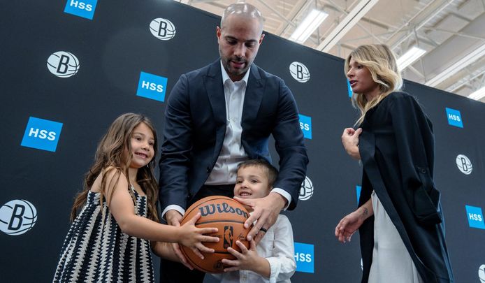 El nuevo entrenador de los Brooklyn Nets, Jordi Fernández junto a su familia / EFE