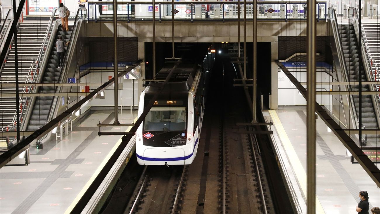 Un metro entra por la estación de la línea 6 del intercambiador de Moncloa