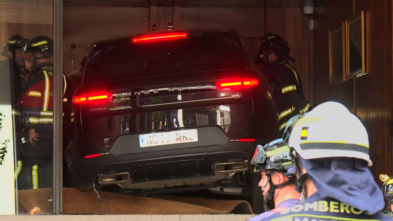 Empotra su coche en un portal de Lagasca: "He acelerado en vez de frenar"