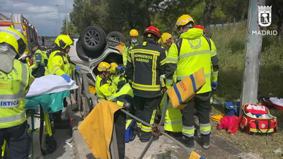 Grave accidente en la A-1 con una conductora atrapada en su coche