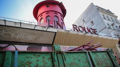 El legendario Moulin Rouge de París pierde sus aspas en un accidente