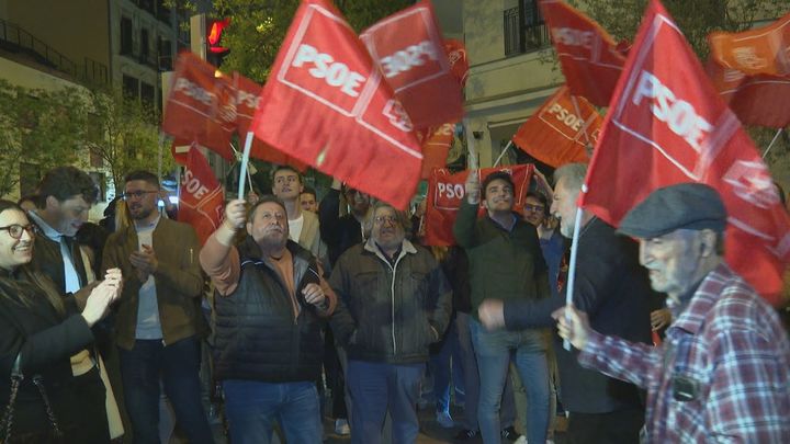 Manifestantes socialistas en Ferraz