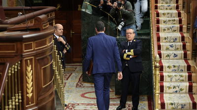 Solo en su despacho, en contacto con el Rey, shock en su gobierno... Así se gestó la carta de Pedro Sánchez