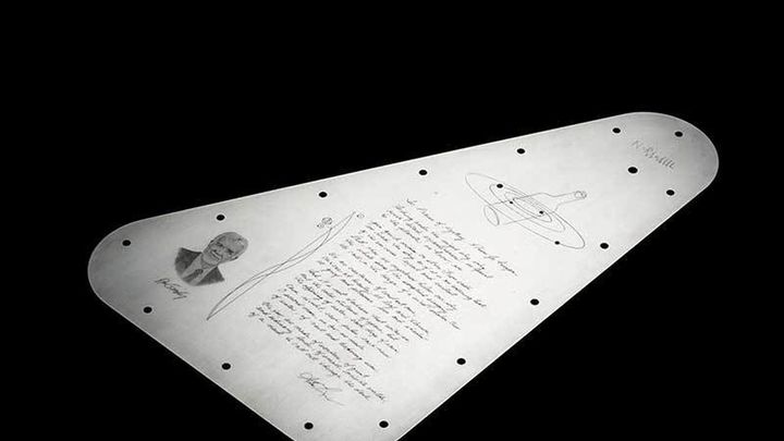 La placa de plata de la nave Europa Clipper con un mensaje de la Tierra / NASA