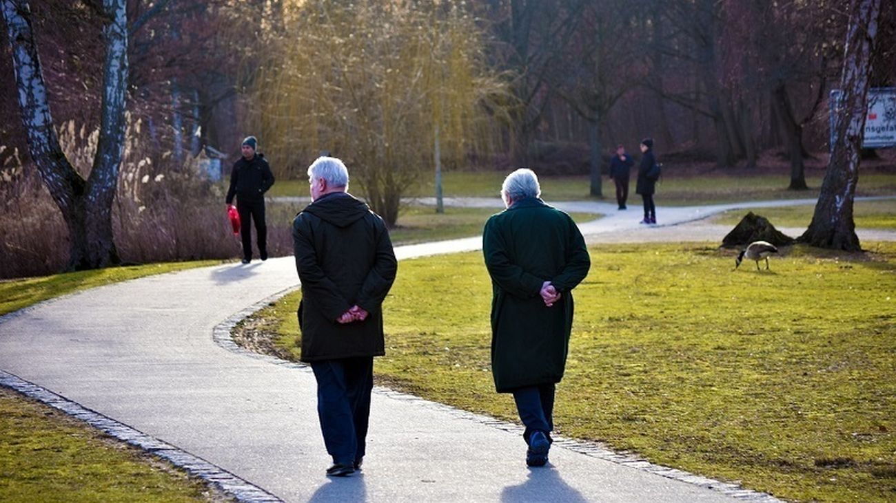 Envejecimiento acelerado: La población mayor de 65 años supera en 3,2 millones a los menores en España