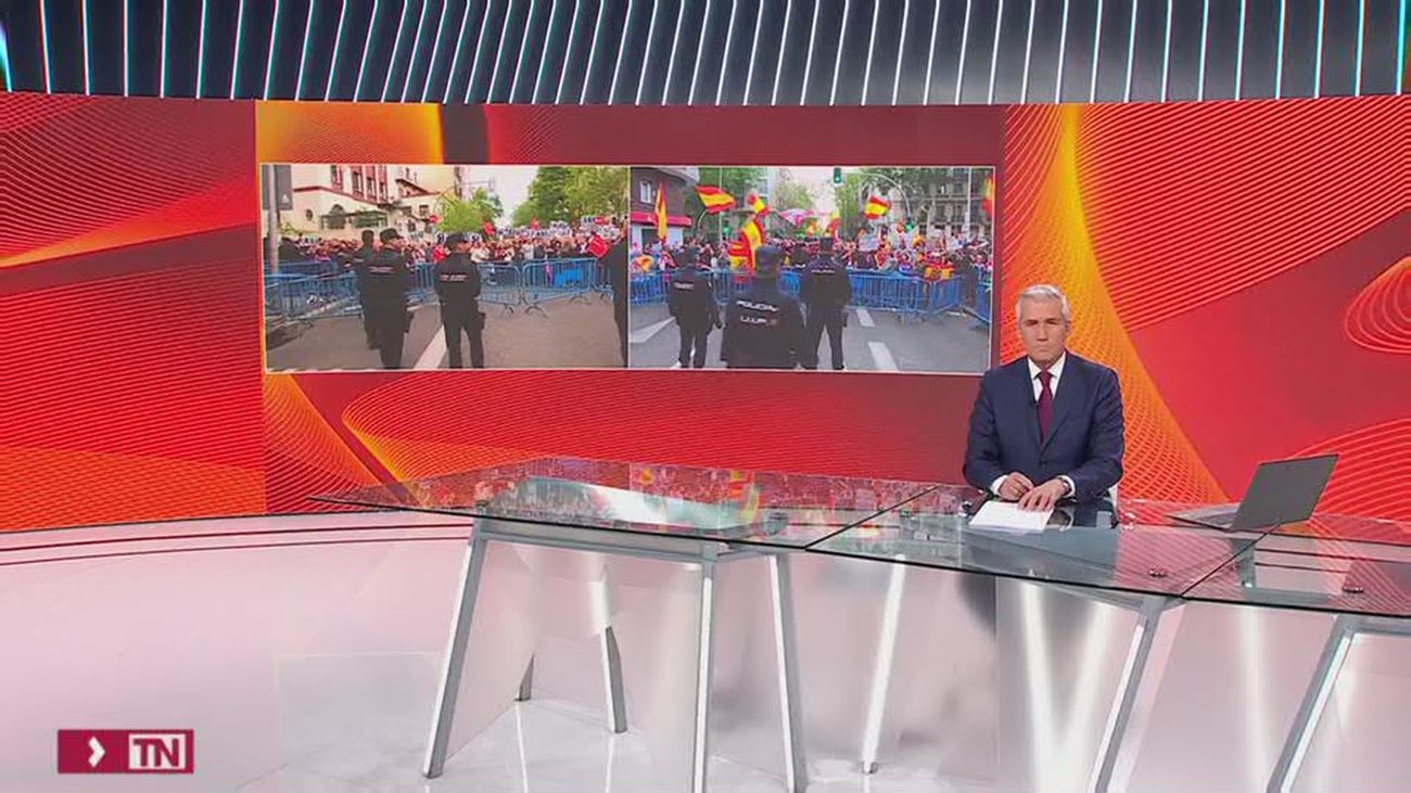 Ferraz se divide en dos manifestaciones, una en apoyo a Sánchez y otra en su contra