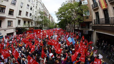 Militantes socialistas se concentran frente a Ferraz al grito de "Democracia sí, fascismo no"