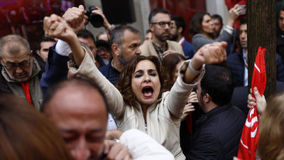 Miles de militantes socialistas se concentran frente a Ferraz para pedir a Sánchez que no se vaya