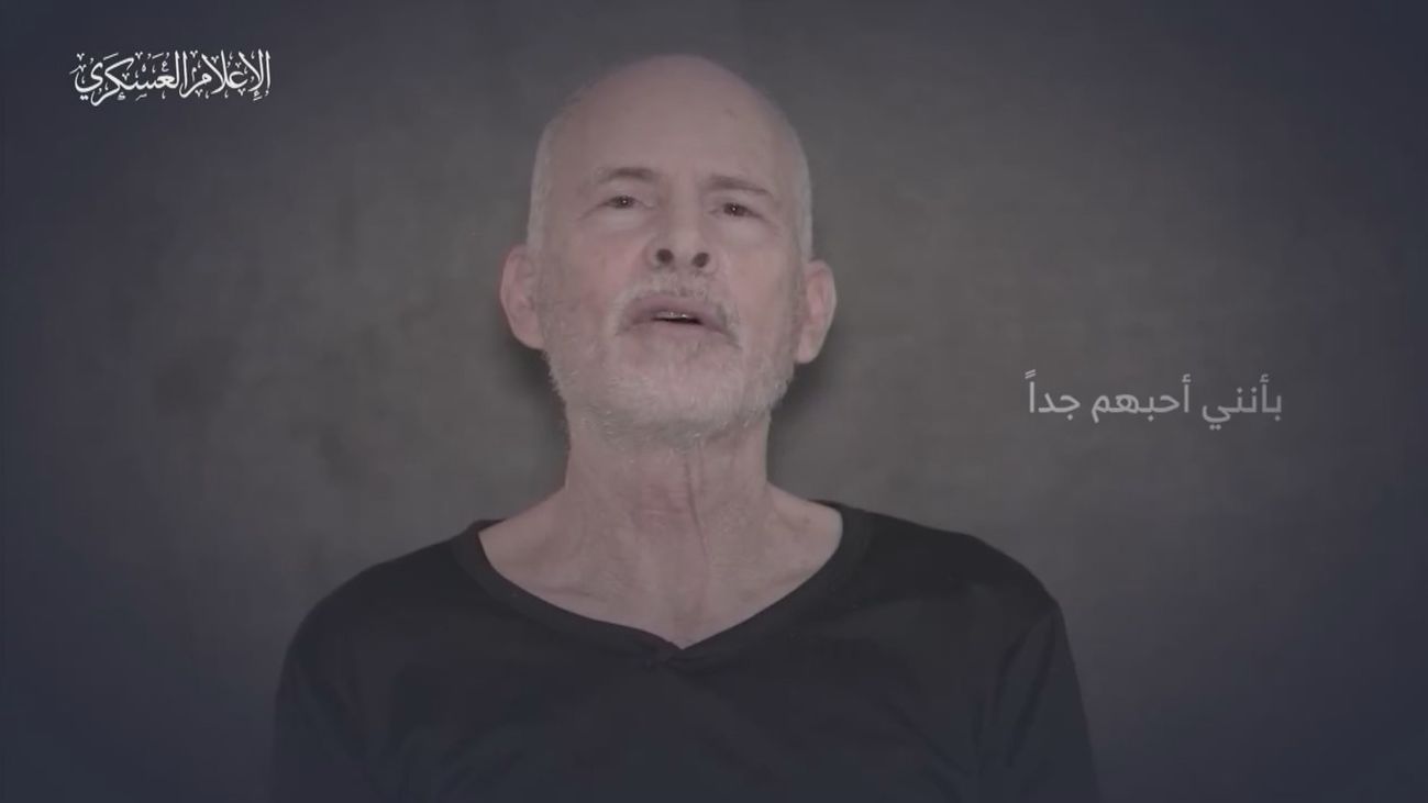 Hamás publica un vídeo con dos rehenes mientras sus familiares presionan a Netanyahu