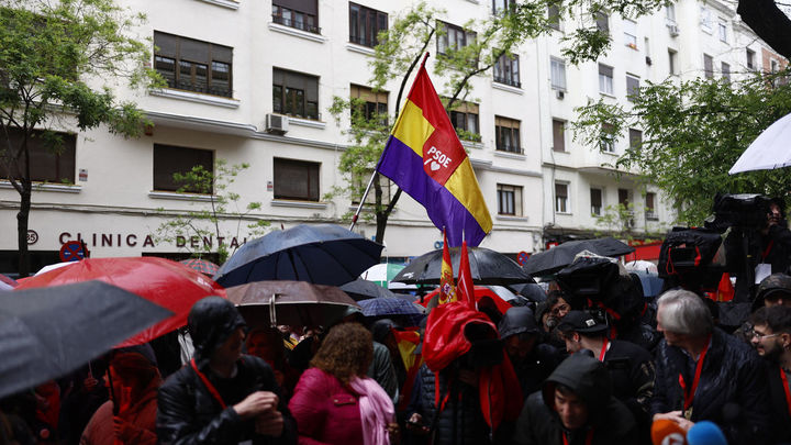 Militantes socialistas se concentran frente a Ferraz al grito de "Democracia sí, fascismo no"