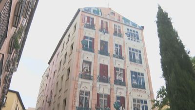 Polémica por un mural pintado en un edificio de la Plaza Santiago de Madrid