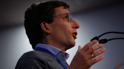 Almeida ve "cesarismo" en Sánchez y cree que hay "problemas más urgentes" que manifestarse por el "amado líder"