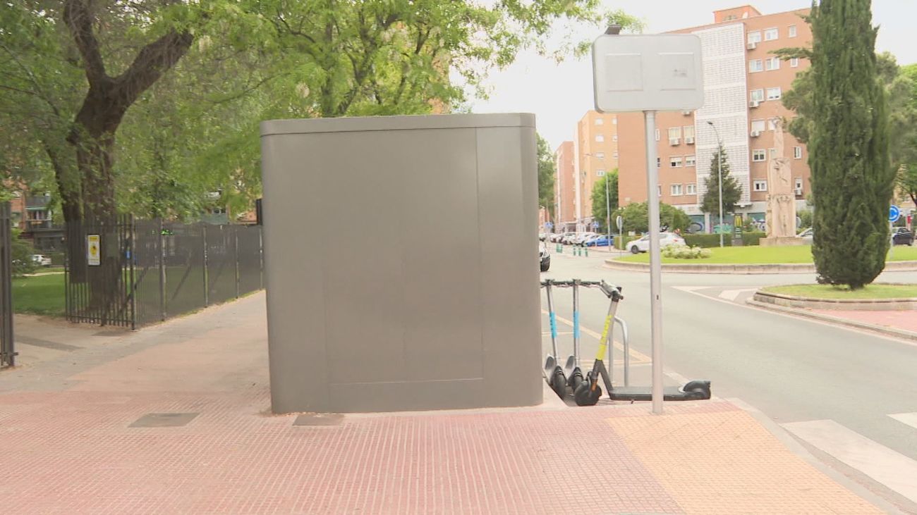 Un aseo público junto a un paso de peatones en Alcalá de Henares desata la polémica vecinal