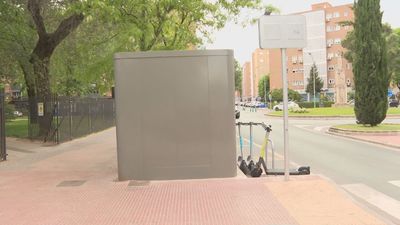 Un aseo público junto a un paso de peatones en Alcalá de Henares desata la polémica vecinal