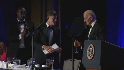 Biden bromea sobre su edad en la la tradicional cena con periodistas en Washington