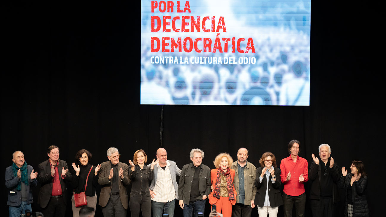 Figuras de la cultura respaldan a Sánchez y exigen "decencia democrática"