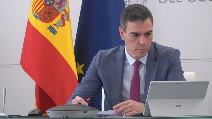 Pedro Sánchez  en su despacho de Moncloa