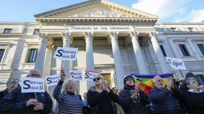 Miles de personas se manifiestan ante el Congreso en apoyo a Pedro Sánchez