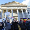 Miles de personas se manifiestan ante el Congreso en apoyo a Pedro Sánchez