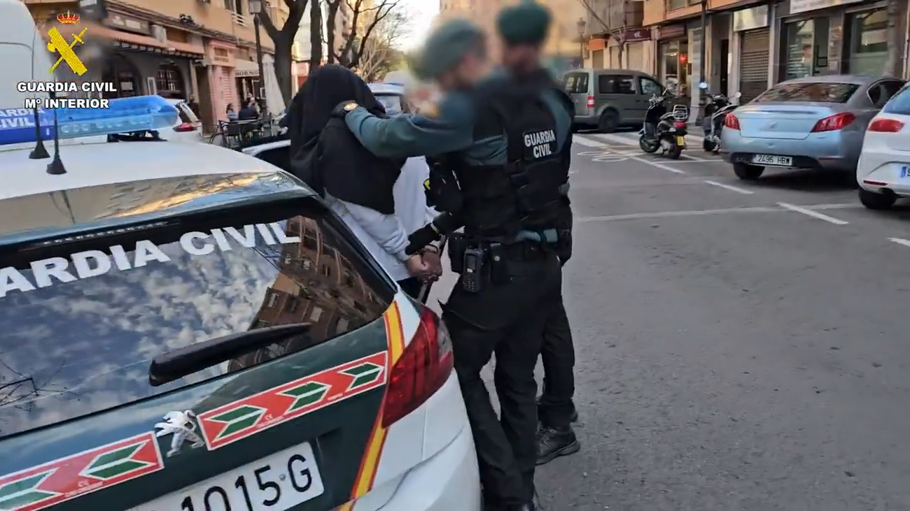 Desarticulado un grupo que extorsionó a más de 100 personas con anuncios sexuales 'online'