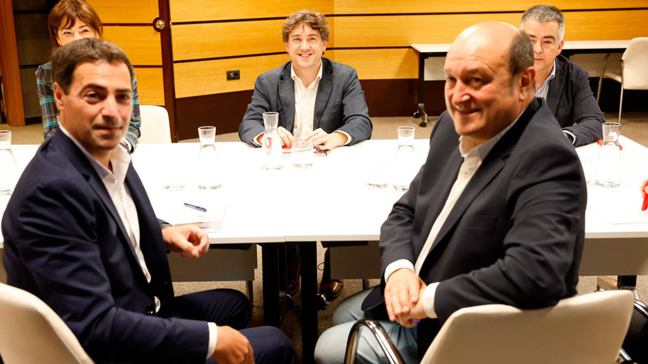 PNV y PSE se reúnen e inician el proceso negociador para constituir el nuevo Gobierno liderado por Pradales
