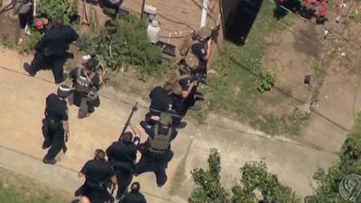 Cinco muertos, cuatro policías y un fugitivo, en un tiroteo en Carolina del Norte, EEUU