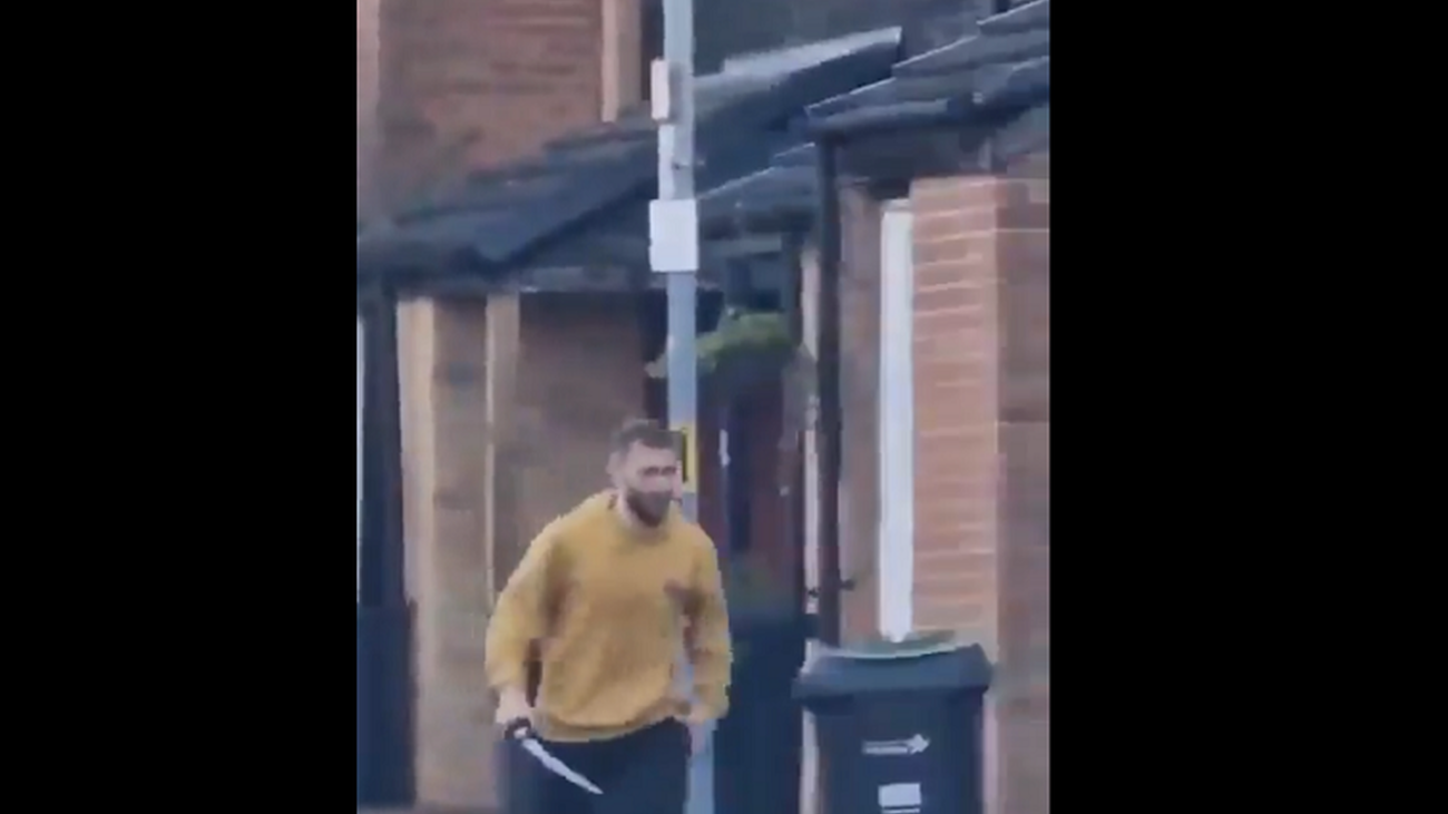 Hombre armado con espada en Londres