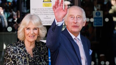 Carlos III visita un centro de tratamiento contra el cáncer en su reaparición pública