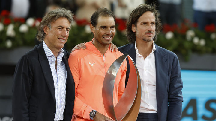 Nadal, con un trofeo especial del Mutua Madrid Open / EFE