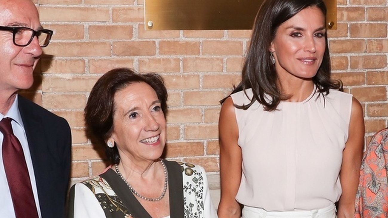 Los Reyes recuerdan a Victoria Prego como "la voz que nos dio las claves de la Transición"