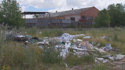 Los vecinos de Puente de Arganda denuncian que la antigua fábrica de Campofrío es hoy un vertedero ilegal