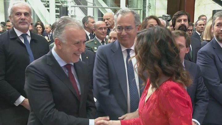 El ministro Ángel Víctor Torres tiende la mano a Ayuso en el acto del 2 de mayo