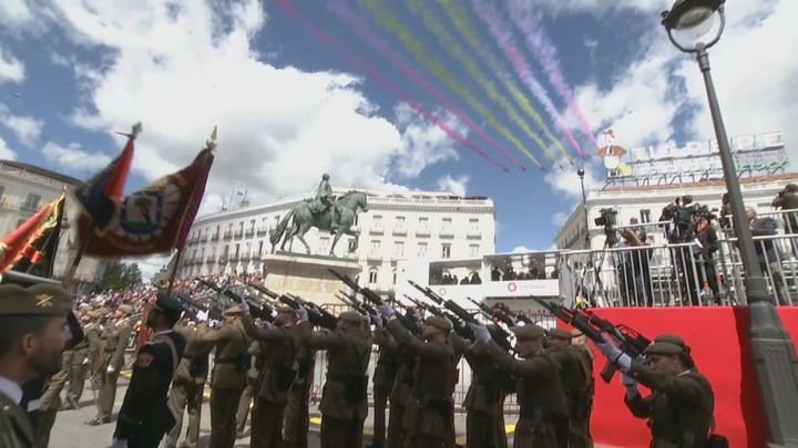 La Patrulla Águila protagoniza el desfile cívico militar en Sol por el 2 de mayo