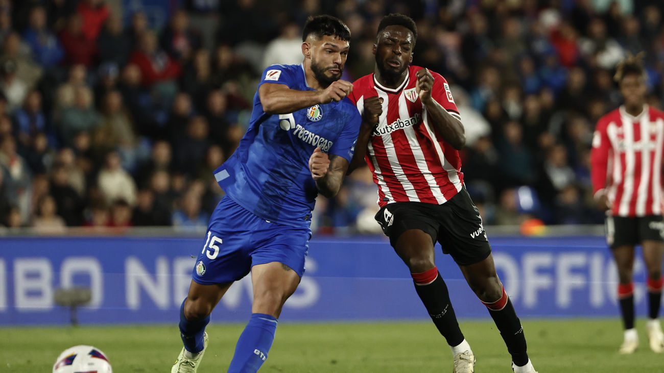 Iñaki Williams disputa un balón a Omar Alderete