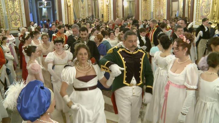 Recreando la historia: Así se ha revivido en el Palacio de Santoña el Baile de la Victoria contra los franceses en 1812