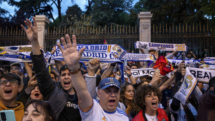 Madridistas celebran la Liga en Cibeles