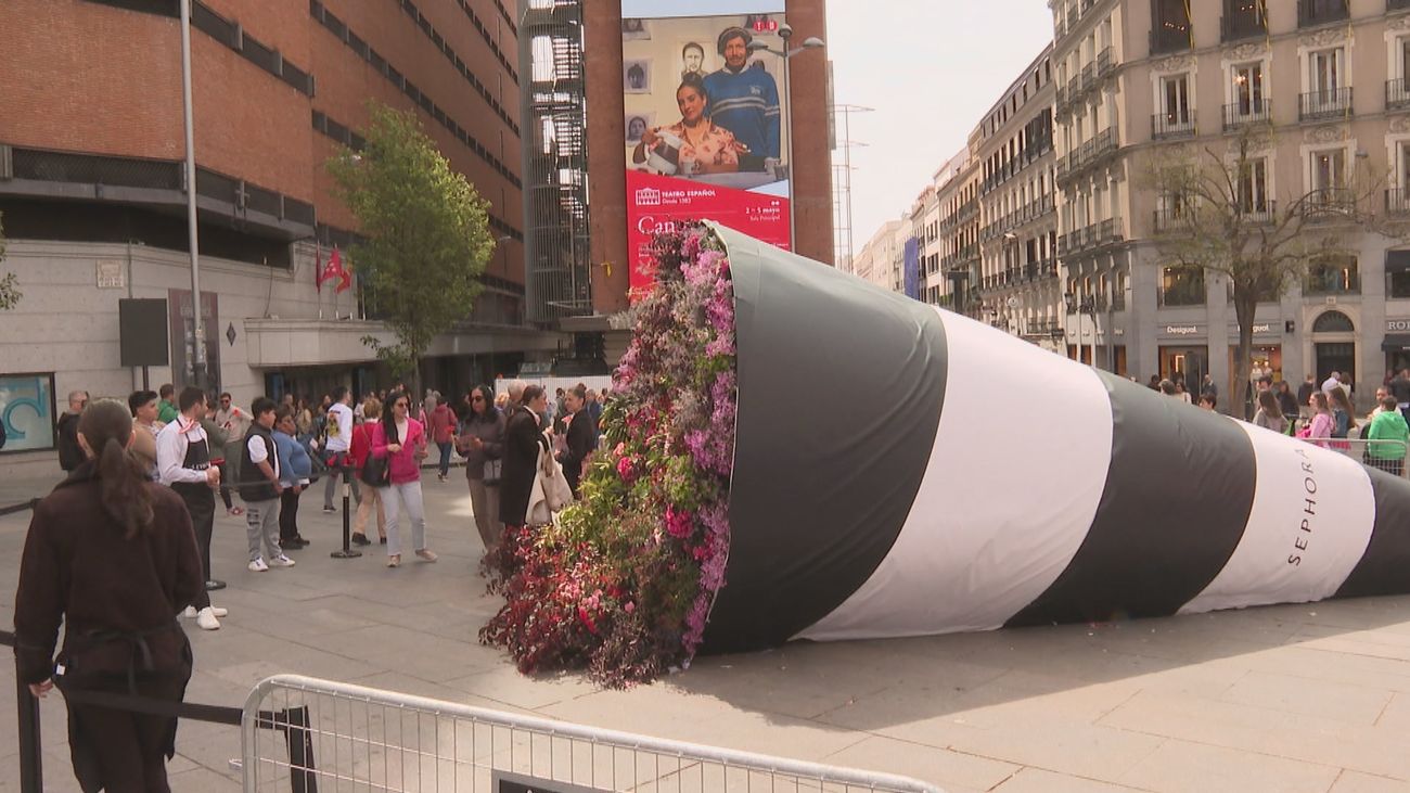 Un gran ramo de flores en Callao para celebrar el Día de la Madre