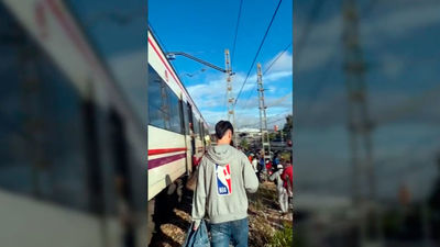 Viajeros de un tren de Cercanías invaden las vías de la línea C-8 por los retrasos