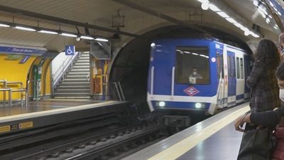 Muere un hombre arrollado por el metro en Tirso de Molina después de bajar con otro a las vías para orinar