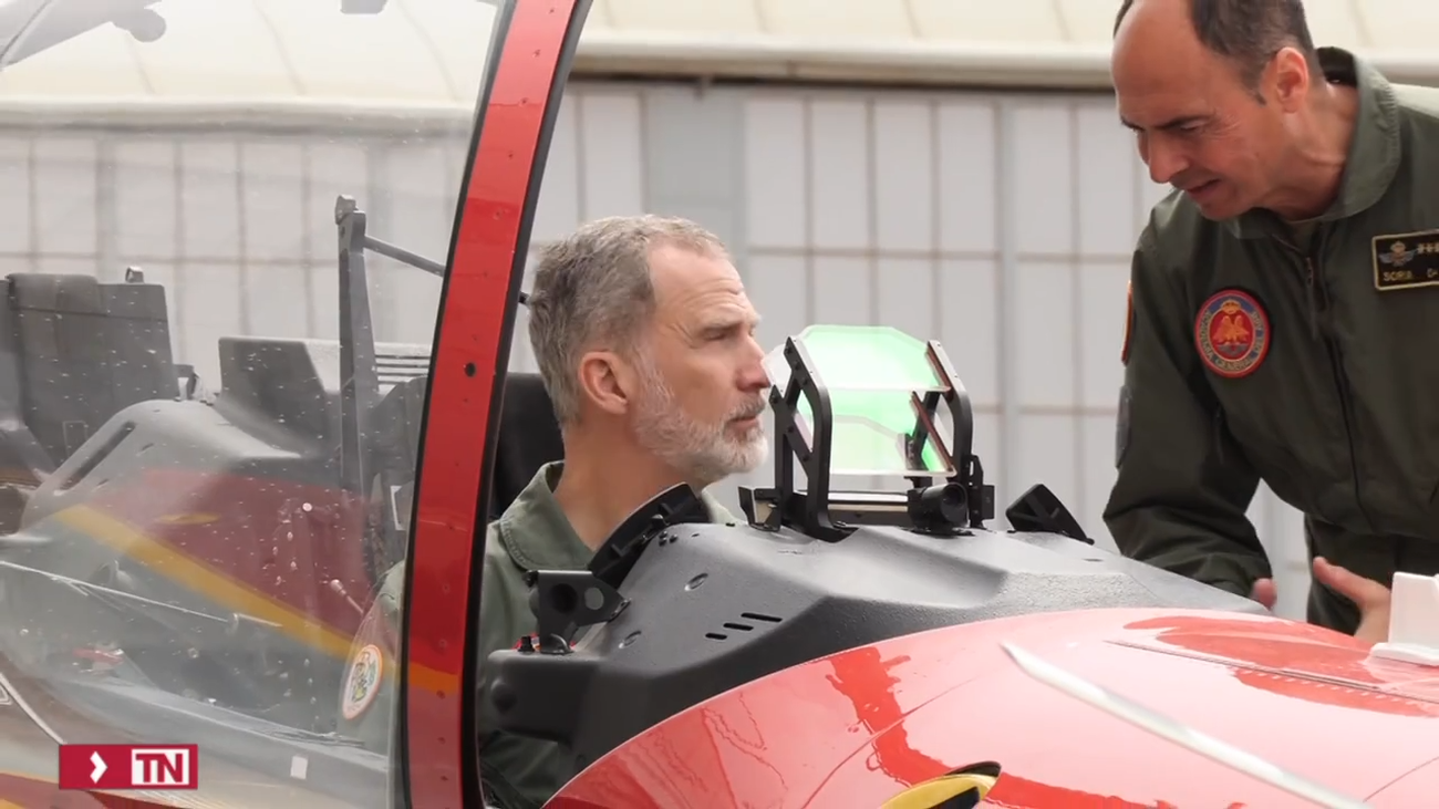 El rey conoce el nuevo sistema de formación de pilotos militares en San Javier, Murcia
