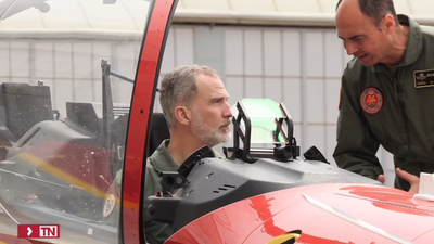 El rey conoce el nuevo sistema de formación de pilotos militares en San Javier, Murcia