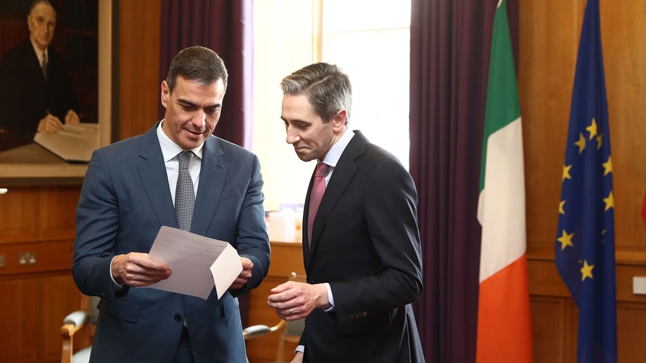 El presidente del Gobierno, Pedro Sánchez (i), y el primer ministro de la República de Irlanda, Simon Harris