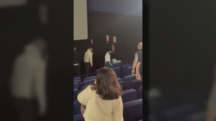 Un joven boxeador propina una paliza a un hombre que estaba agrediendo a una mujer en un cine de León