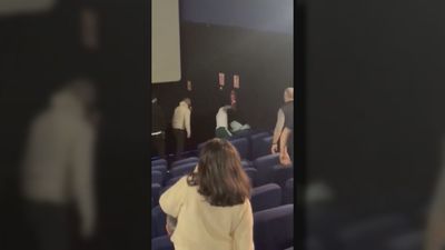 Un joven boxeador propina una paliza a un hombre que estaba agrediendo a una mujer en un cine de León