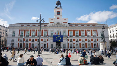 La Real Casa de Correos luce la bandera de la UE por el Día de Europa